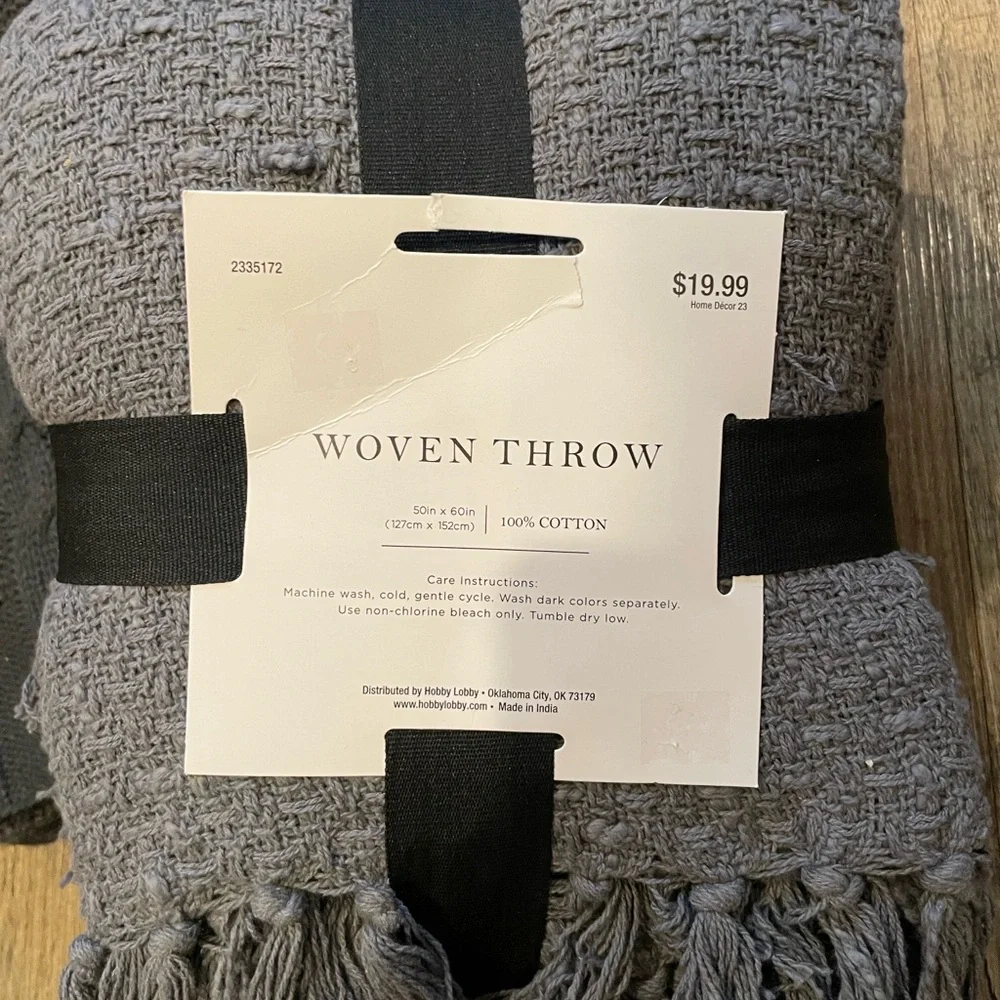 Set Of‎ 2 Throw Blankets Gray Woven and Cable Knit